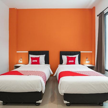 Oyo Flagship 1575 Urban 18 Hotel Сурабая Екстериор снимка