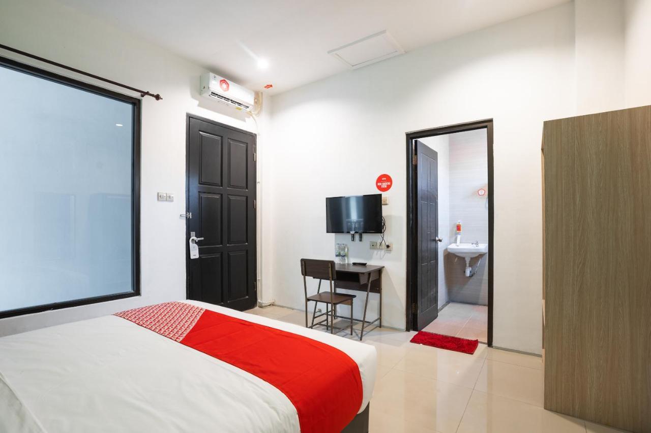 Oyo Flagship 1575 Urban 18 Hotel Сурабая Екстериор снимка